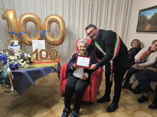 Teramo, sindaco e amministrazione festeggiano i cento anni della signora Elisabetta Tomassoni